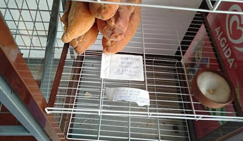 bir marketin ekmek dolabına sıkıştırılan not